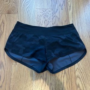 Lululemon Speed Up Shorts 2.5” Size 8-Black Camo